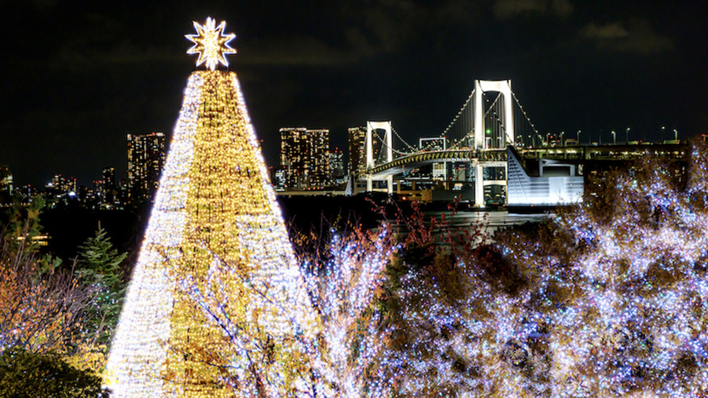 View the illuminations at DECKS Tokyo Beach