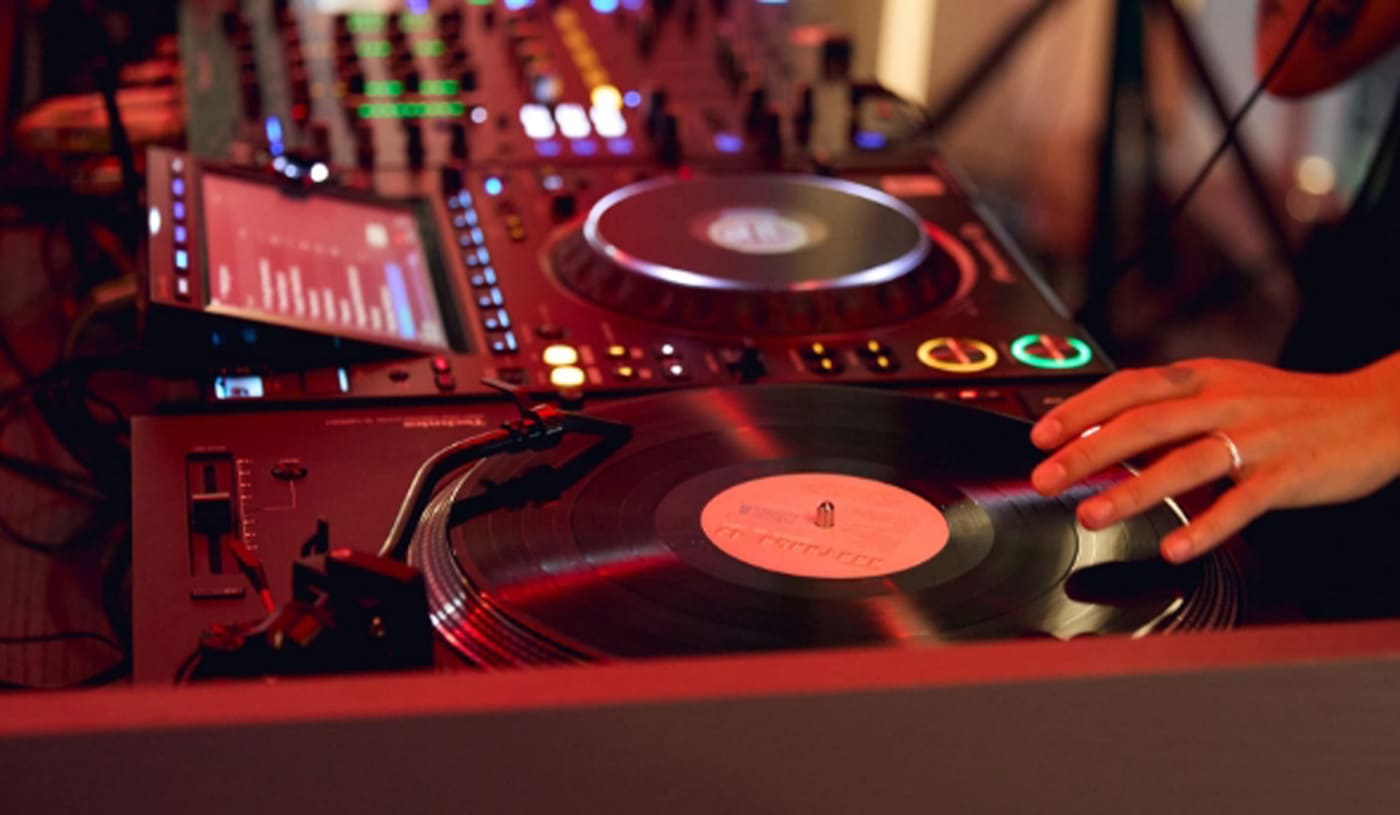 ミュージックバーで一杯飲む。