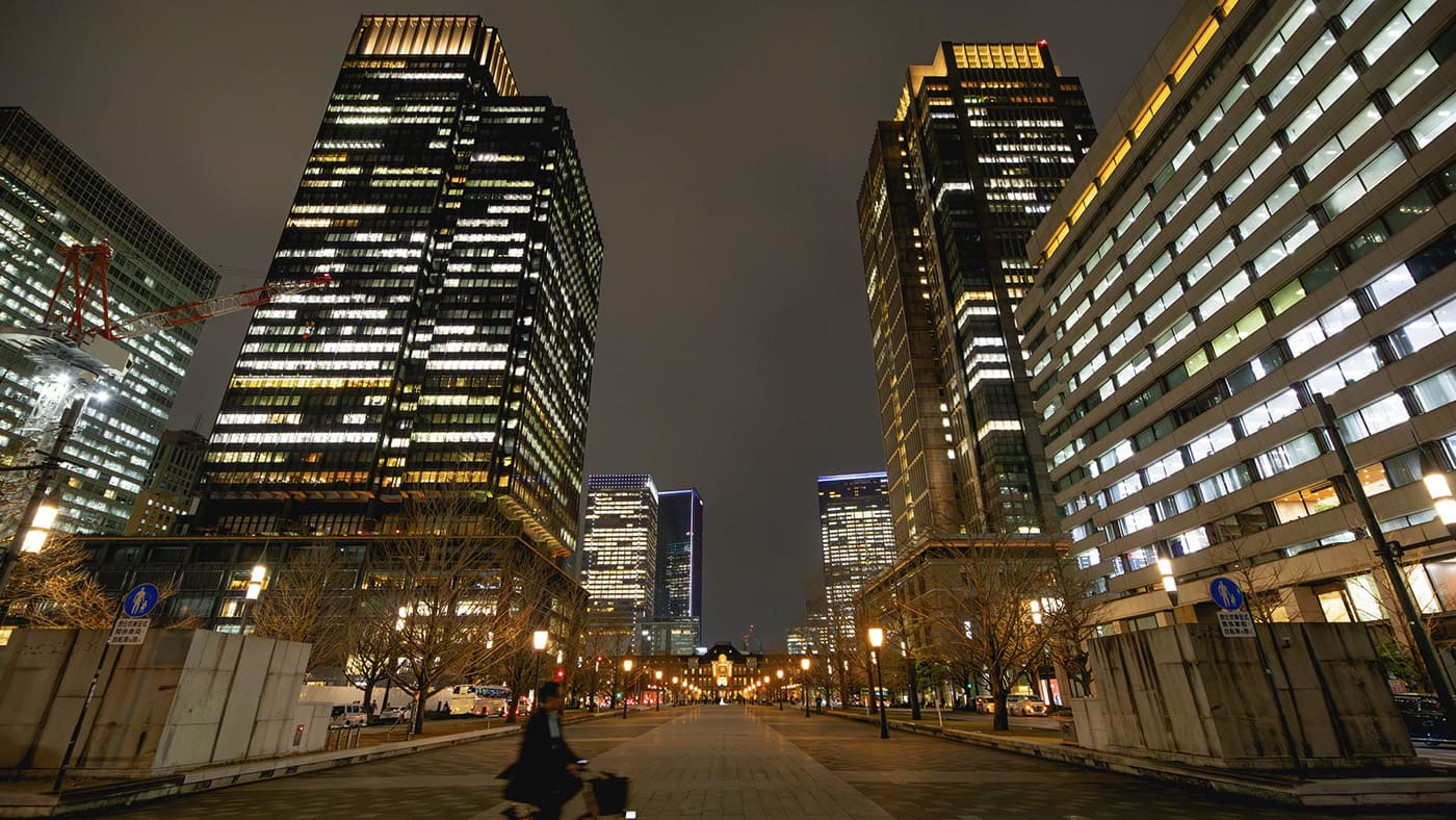 Go for a walk in front of Tokyo Station