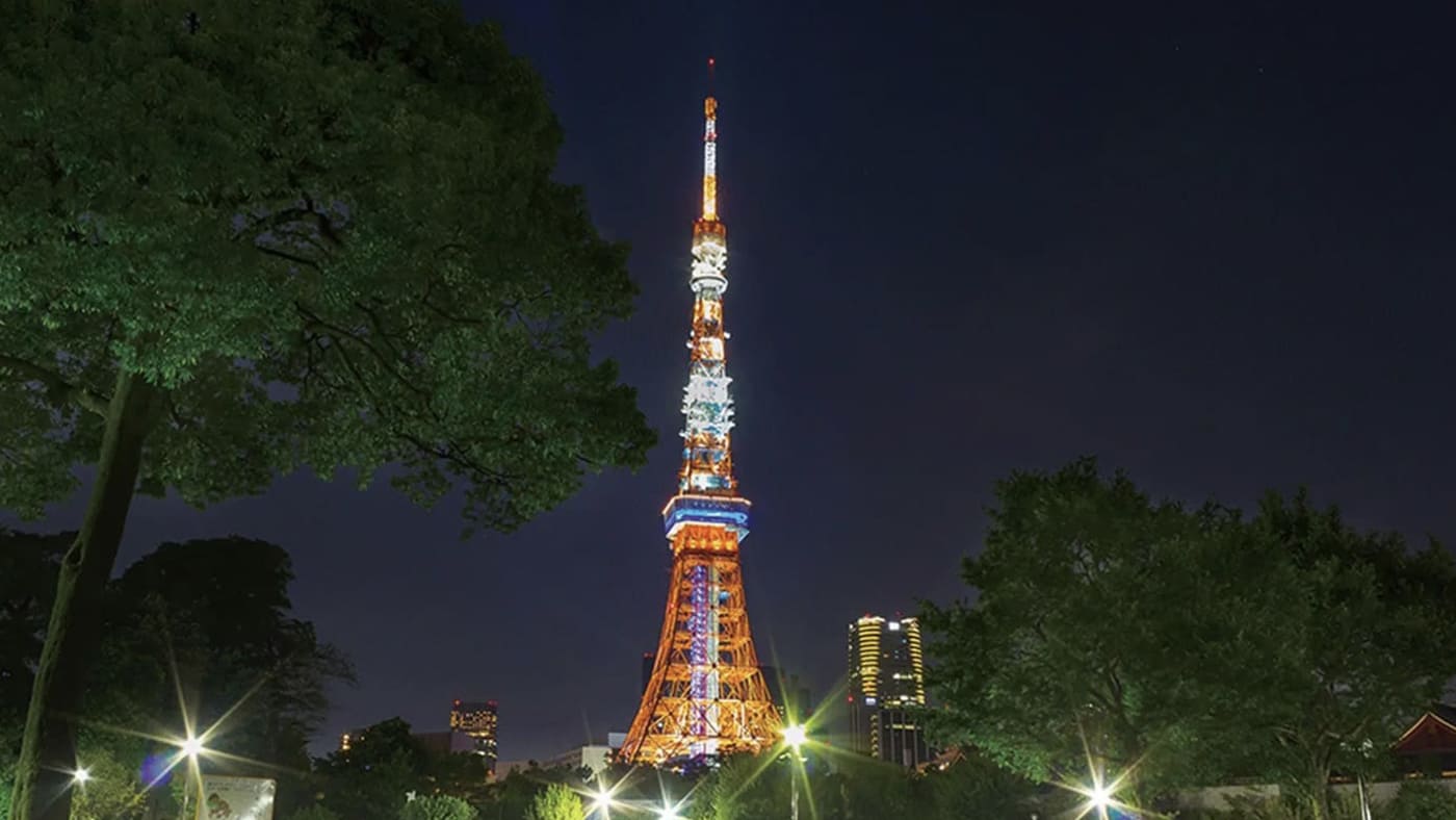 Gaze up at Tokyo Tower from Minato City Shiba Park