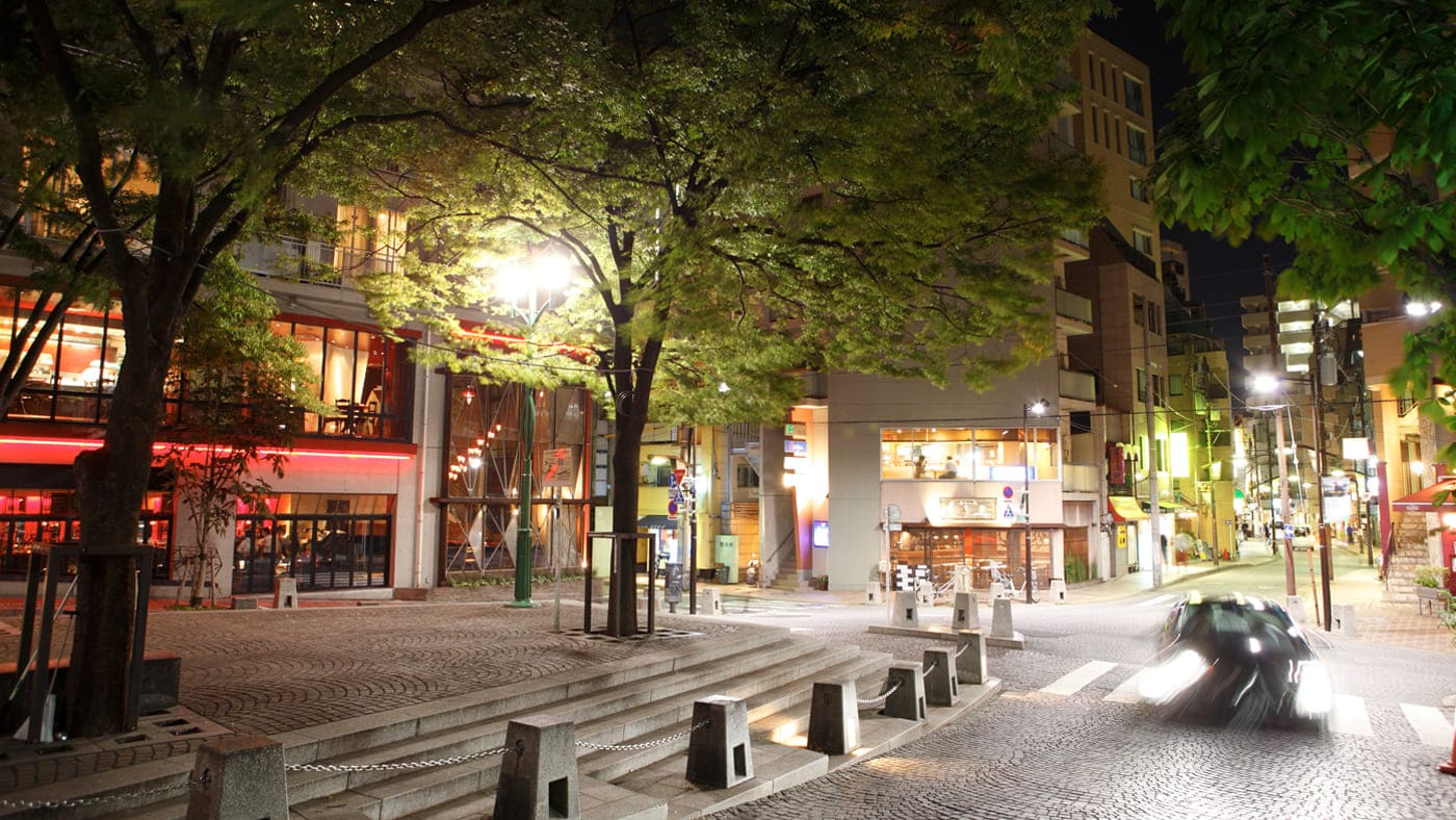Hang out at a bar in Azabu-Juban