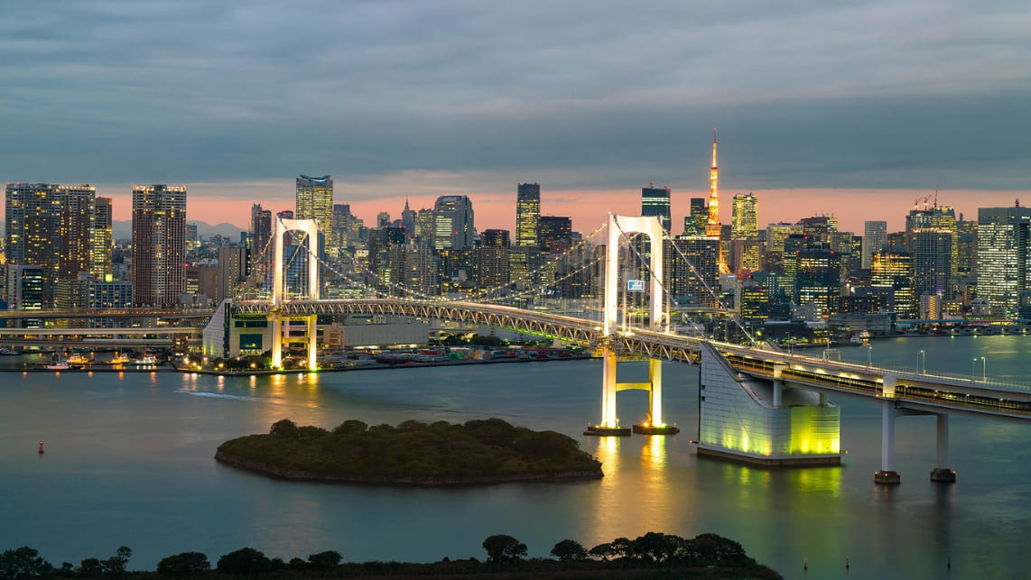 Central Tokyo seen from Odaiba | Photo: Natthapon Ngamnithiporn/Dreamstime