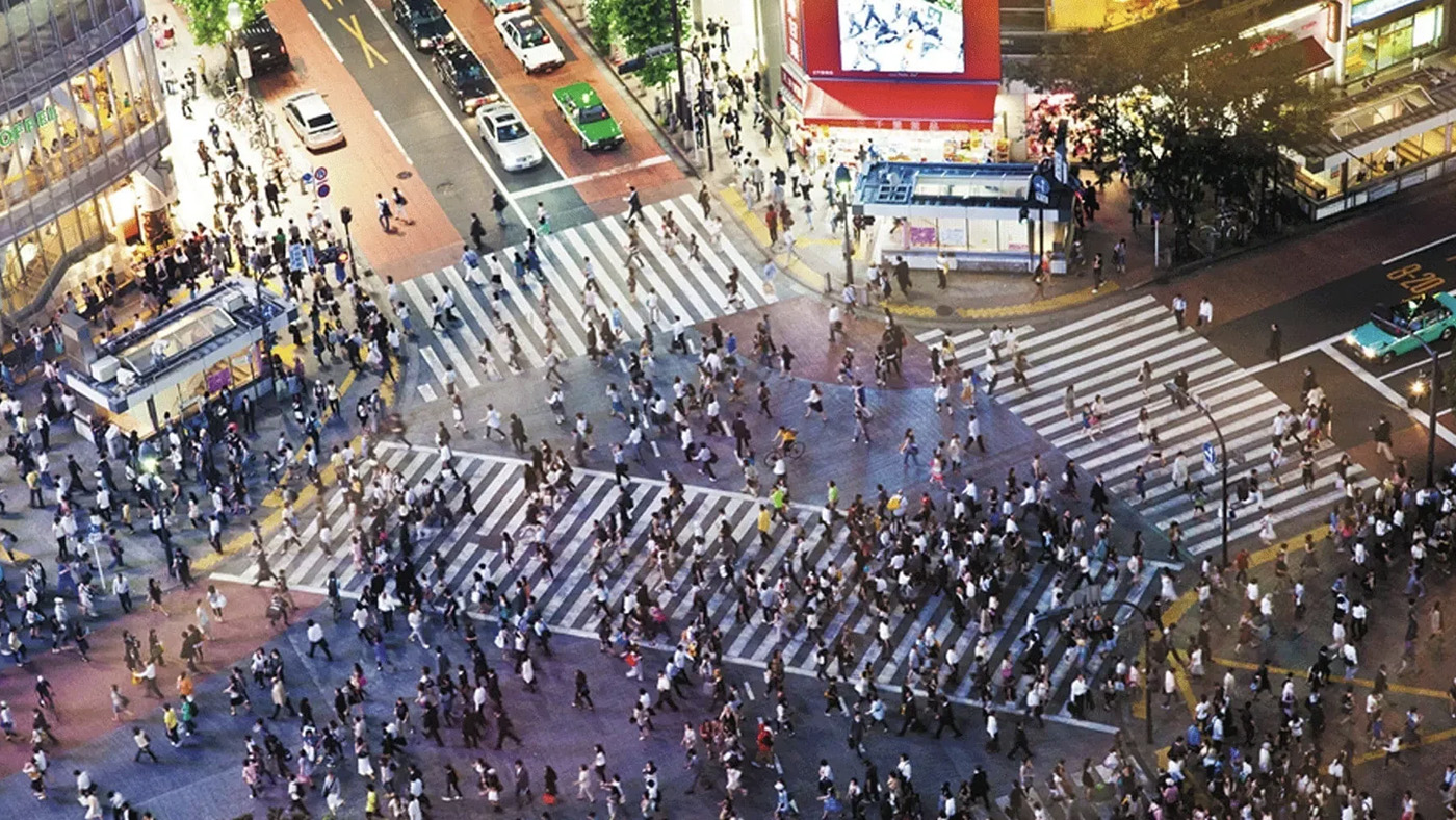 世界最大級の交差点「渋谷スクランブル交差点」を渡る