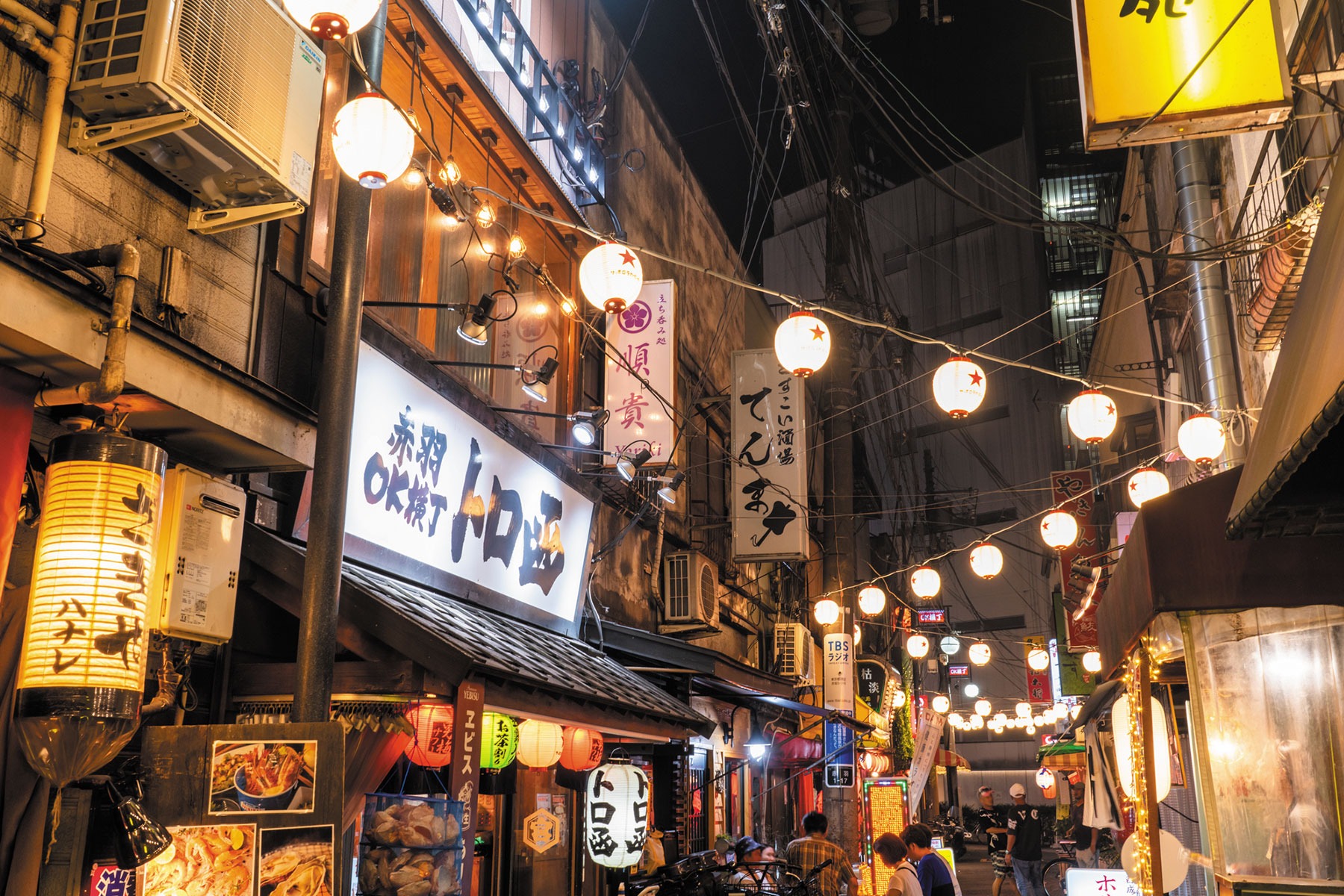 赤羽OK横丁の灯りと店の看板