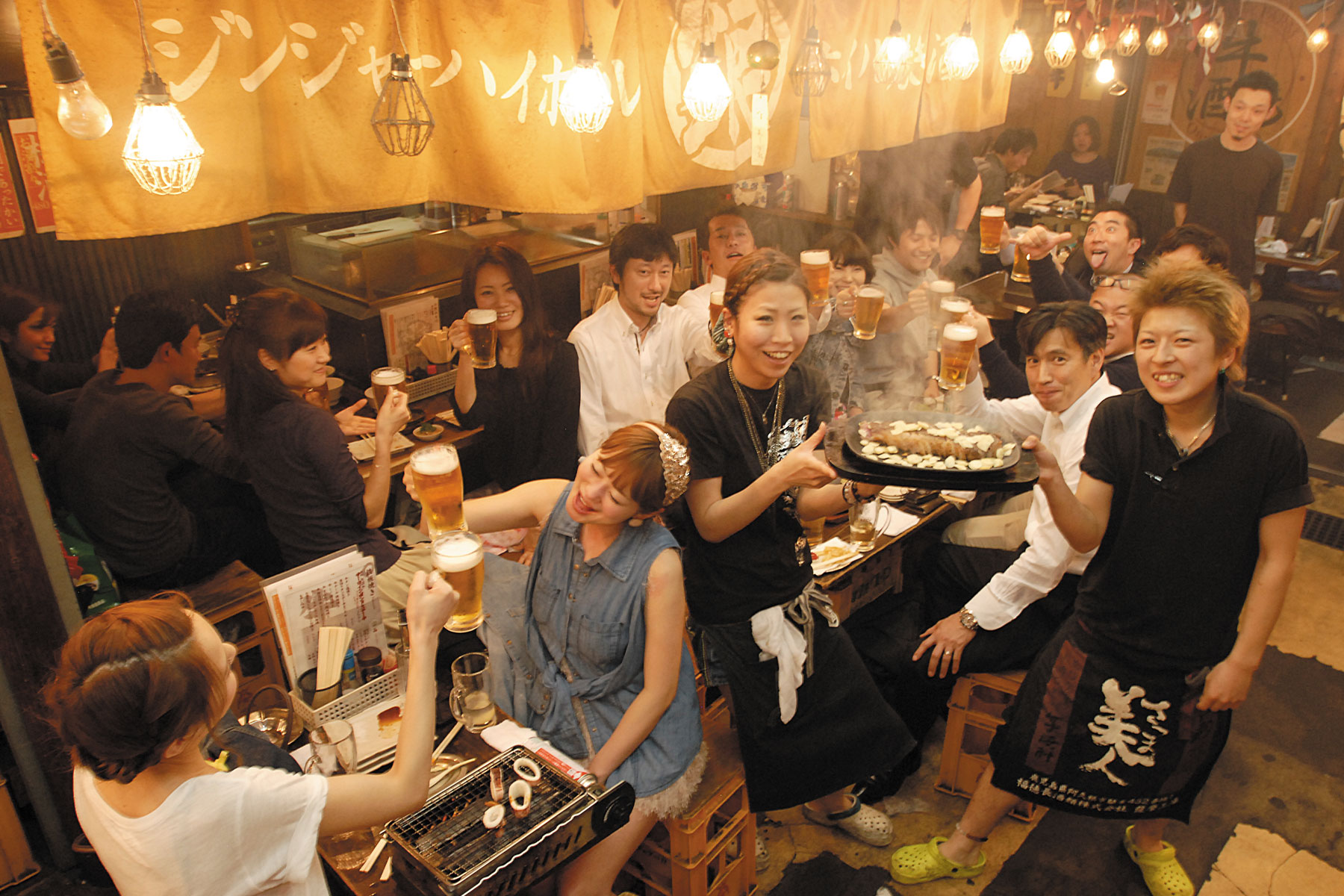 恵比寿横丁で人々が楽しく飲食をしている様子