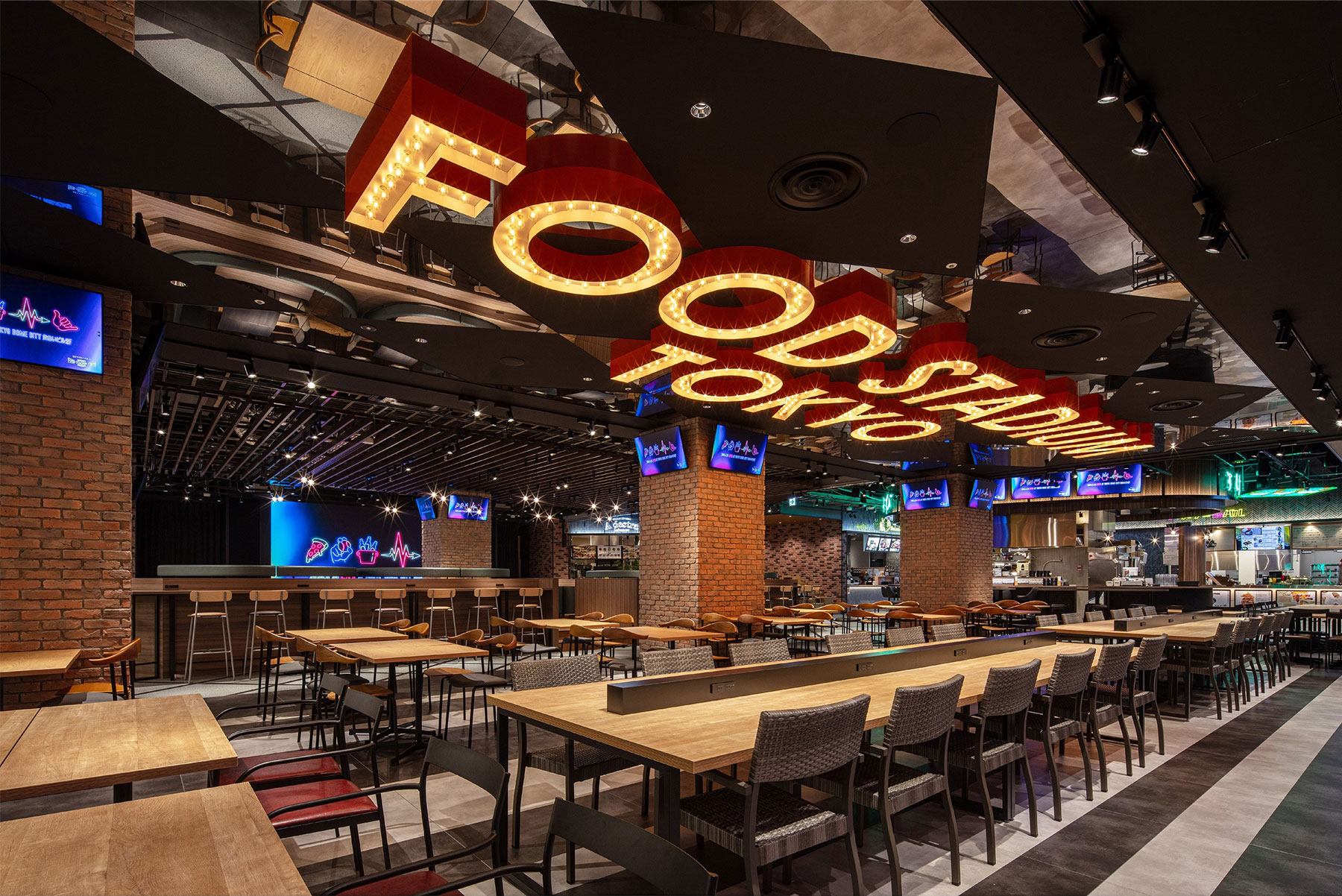 天井のFOOD STADIUM TOKYOのライトと店内