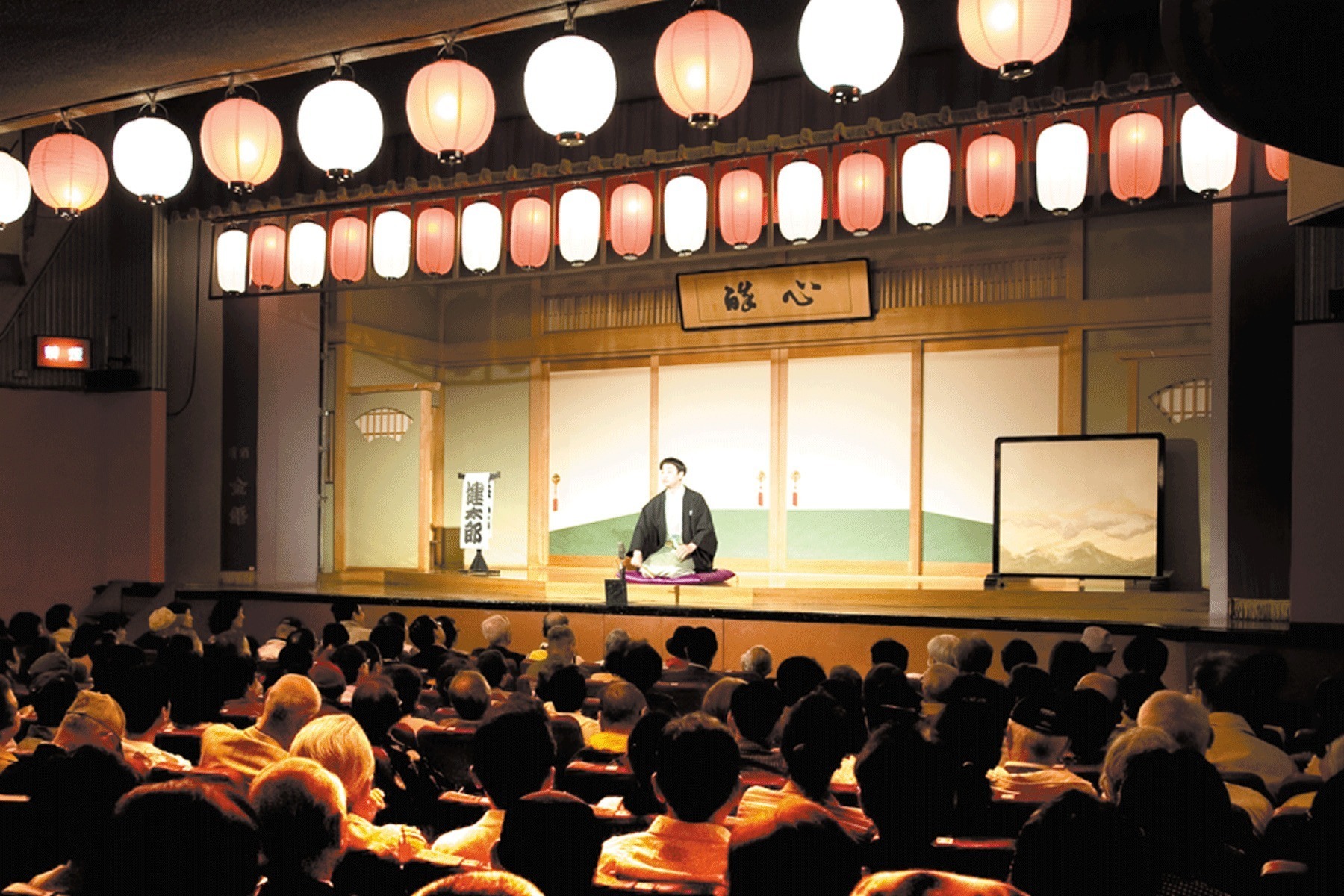 浅草六区ブロードウェイ内の浅草演芸ホール