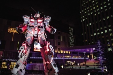 Life-Sized Unicorn Gundam Statue
